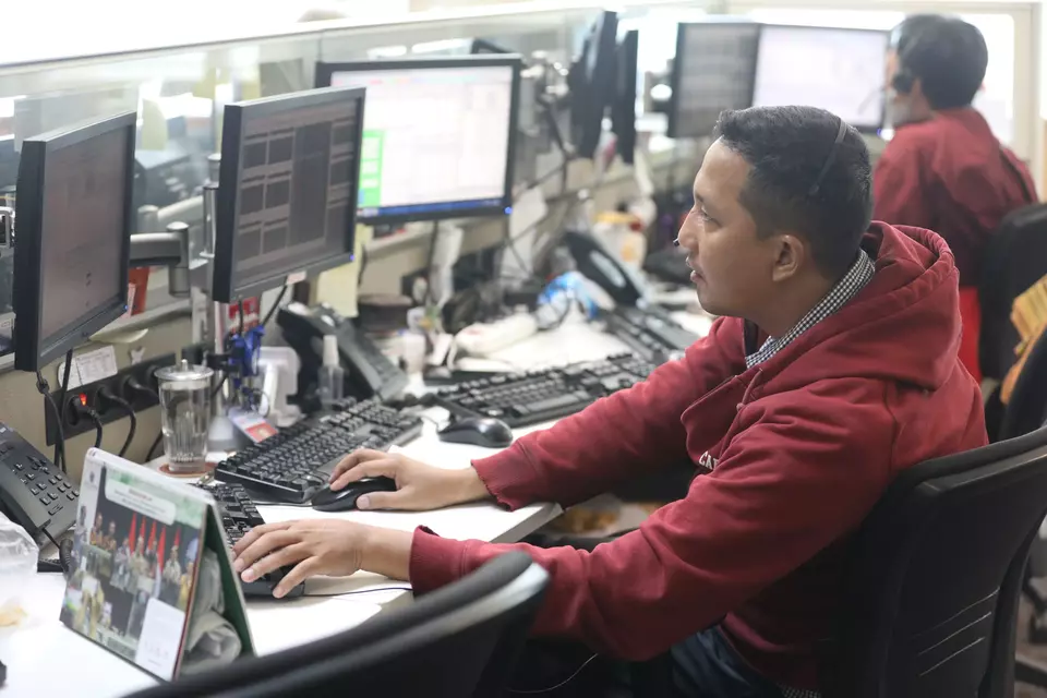 Pialang memantau pergerakan saham di sekuritas, Jakarta. (Investor Daily/David Gita Roza)