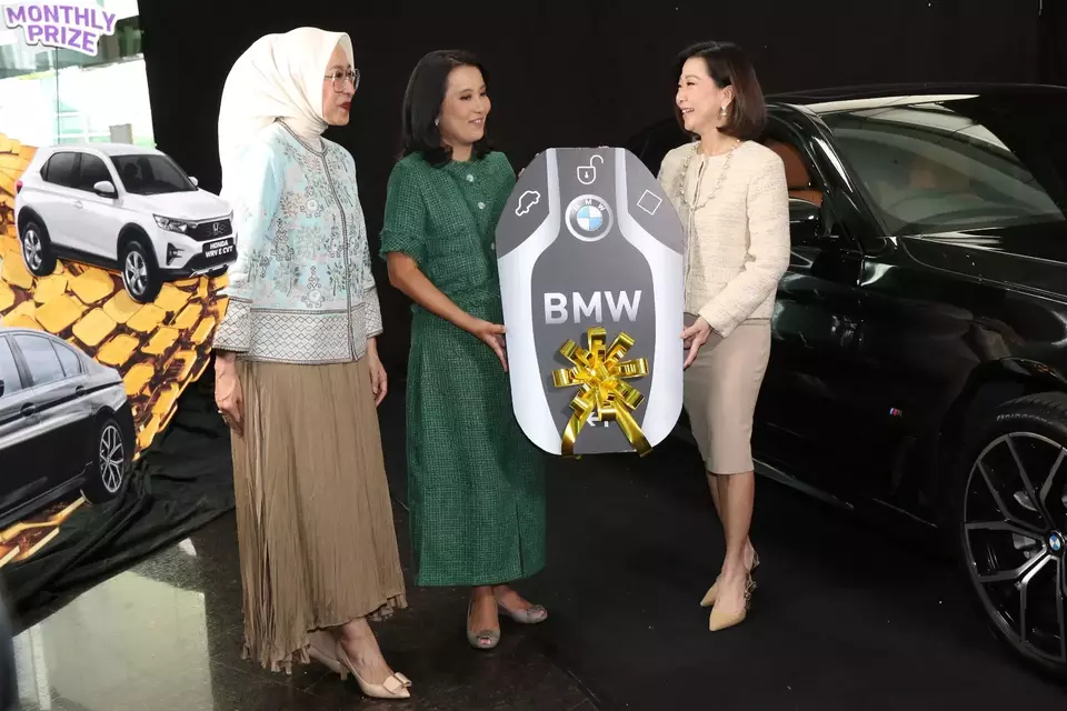 Wakil Direktur Utama Bank Mega Diza Larentie (kanan) didampingi oleh Regional Head Bank Mega Bandung Rika Rahayu Begawan (kiri) menyerahkan grand prize Program Meriah Bareng Mega berupa 1 unit mobil  BMW 520i M Sport kepada Nasabah beruntung dari Bank Mega KCP Bandung Soekarno - Hatta, Meity Handajani Mardiwidyo (tengah) di Menara Bank Mega, Jakarta (17/7/2024). (ist)