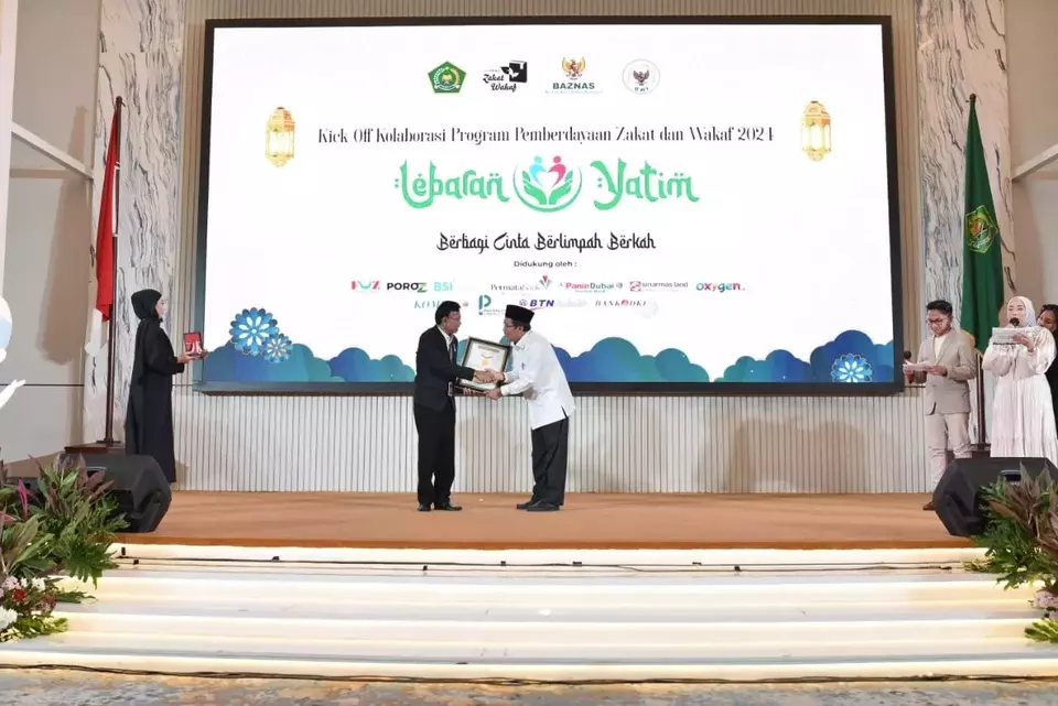 Kemenag menerima penghargaan dari Museum Rekor Dunia Indonesia (MURI). (ist)