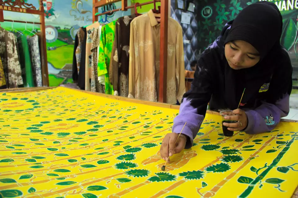 Ilustrasi usaha mikro, kecil, dan menengah (UMKM). Perajin menyelesaikan pembuatan batik berbahan limbah mangrove di Kabupaten Deli Serdang, Sumatera Utara, baru-baru ini. (ANTARA FOTO/Yudi Manar)