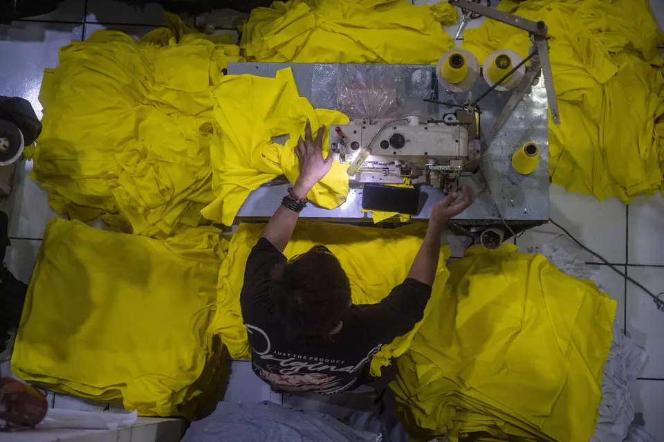 Pekerja menjahit pesanan kaos di konveksi Sinergi Adv, Jakarta, belum lama ini. (ANTARA FOTO/Erlangga Bregas Prakoso)