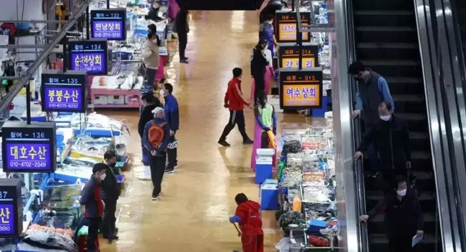 Orang-orang tiba di Pasar Grosir Perikanan Noryangjin di Seoul, Korea Selatan pada 8 April 2022. BoK menghadapi dinamika suku bunga yang menakutkan di tengah pelonggaran kebijakan bank sentral AS yang lebih lambat. (Foto: REUTERS/Kim Hong-Ji/File Foto)