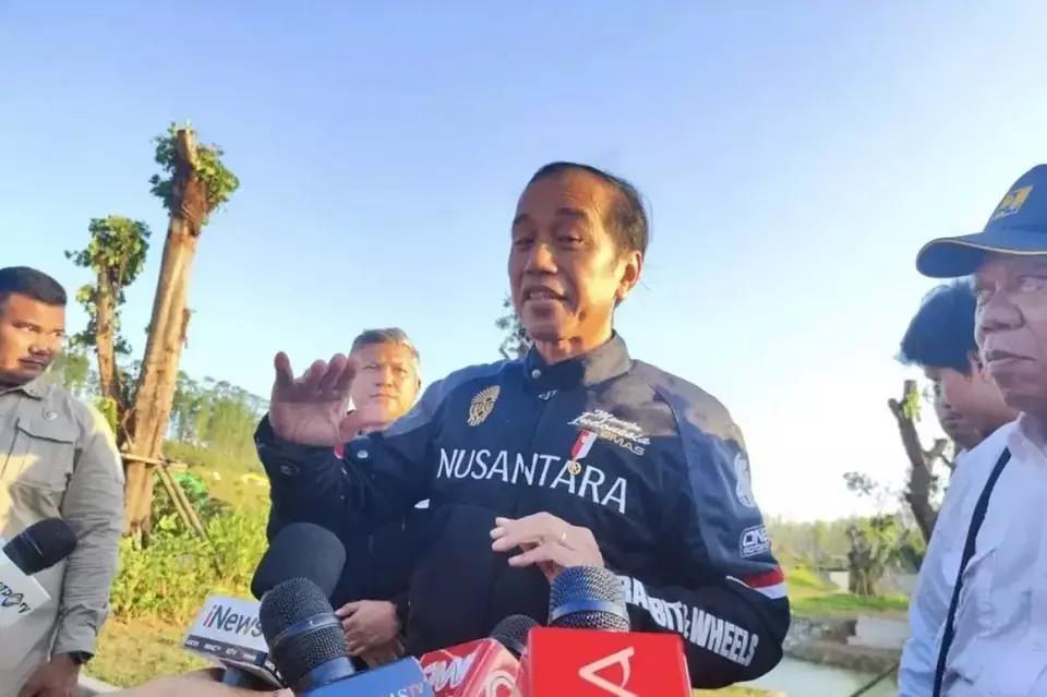 Presiden Joko Widodo (Jokowi) saat menyampaikan pernyataan usai berkendara sepeda motor melintasi Tol IKN, Kalimantan Timur, bersama sejumlah selebritas dan pejabat kabinet pada Minggu (28/7/2024). (Foto: ANTARA/Mentari Dwi Gayati)