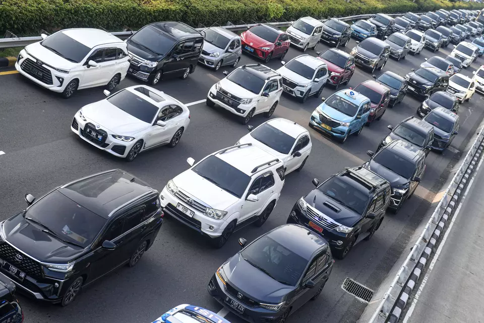 Kendaraan melintas di Jalan Gatot Subroto, Jakarta, belum lama ini. (ANTARA FOTO/Muhammad Adimaja/rwa)