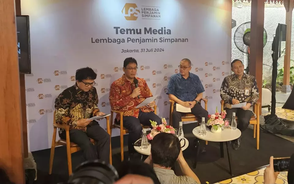 Direktur Eksekutif Hukum LPS Ary Zulfikar (kiri), Ketua Dewan Komisioner LPS Purbaya Yudhi Sadewa (kedua kiri), Direktur Jenderal Administrasi Hukum Umum, Kementerian Hukum dan HAM Cahyo Rahadian Muzhar (kedua kanan) dalam konferensi pers di Jakarta, Rabu (31/7/2024). (Investor Daily/Nida Sahara)