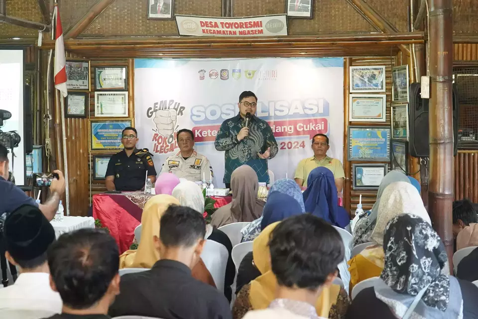 Bupati Kediri Hanindhito Himawan Pramana saat menghadiri sosialisasi gempur rokok ilegal. (Beritasatu/Anis Firmansah)