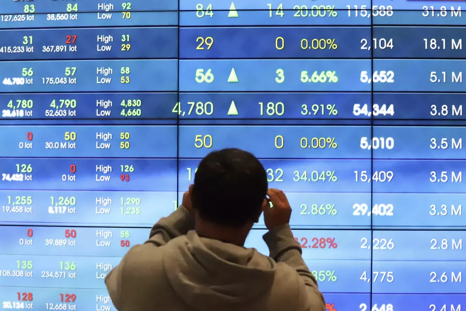 Pengunjung memperhatikan layar pergerakan harga saham di Bursa Efek Indonesia (BEI), Jakarta. (Investor Daily/David Gita Roza)