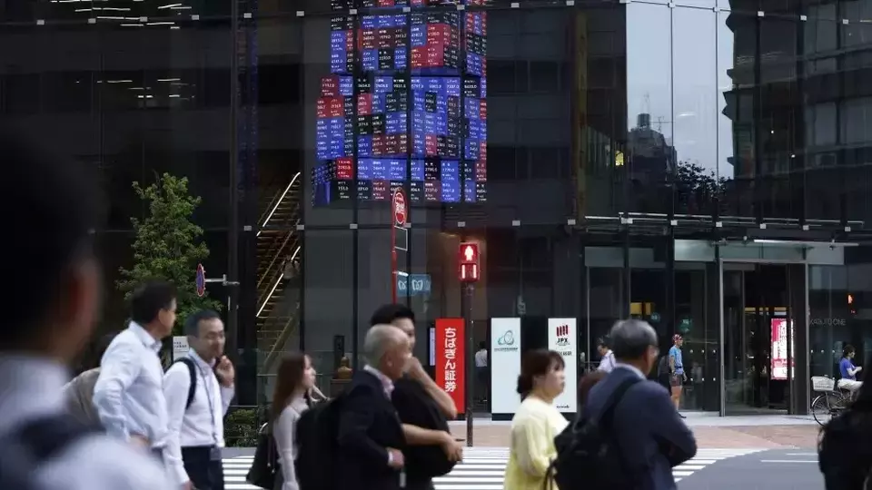 Papan saham elektronik dipajang di dalam gedung Kabuto One Tokyo, Jepang pada Kamis (27/7/2024). (Foto: Bloomberg/ Getty Images)