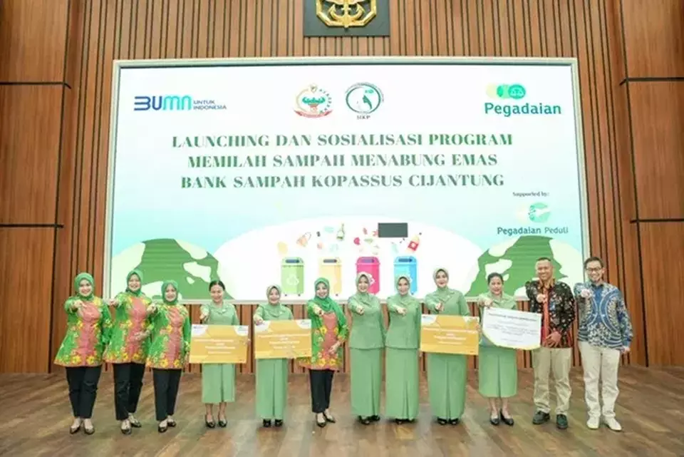 Program Bank Sampah diluncurkan oleh PT Pegadaian bekerja sama dengan Persit Kartika Chandra Kirana Cabang BS Kopassus, acara berlangsung di Balai Komando Kopassus, Jakarta Timur pada, Kamis 1 Agustus 2024.