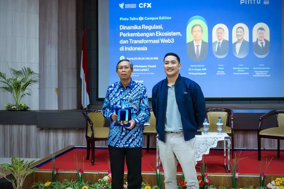 Ki-ka: Plt Kepala Bappepti Kasan bersama dengan General Counsel Pintu Malikulkusno Utomo (Dimas) saat menyerahkan lisensi sebagai PFAK. (Foto: Dok.PR)
