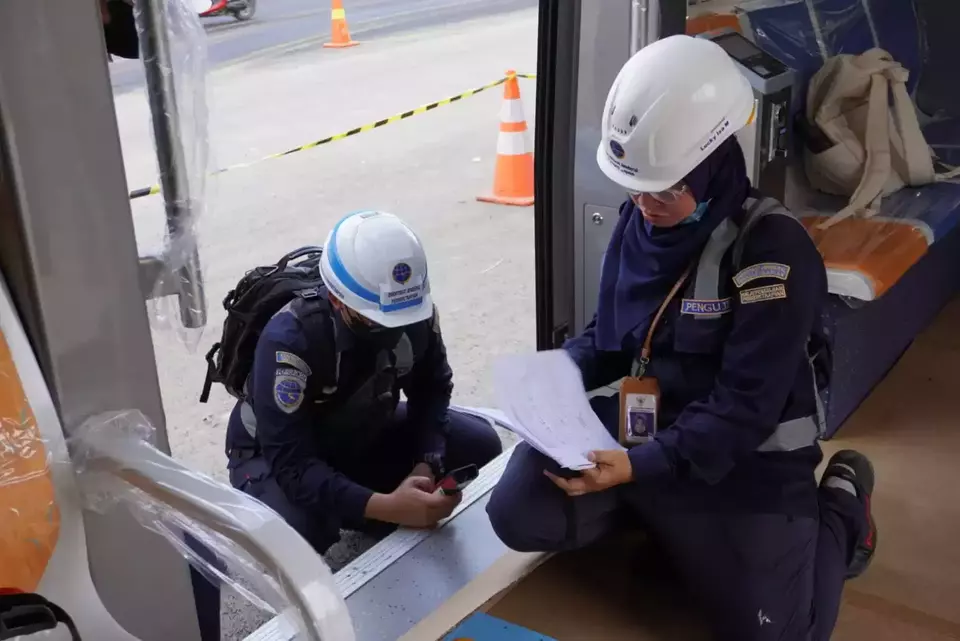 Pengecekan persiapan trem otonom untuk uji coba