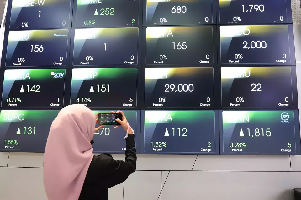 Pengunjung memperhatikan layar pergerakan saham di Galeri Bursa Efek Indonesia, Jakarta. (Investor Daily/David Gita Roza)
