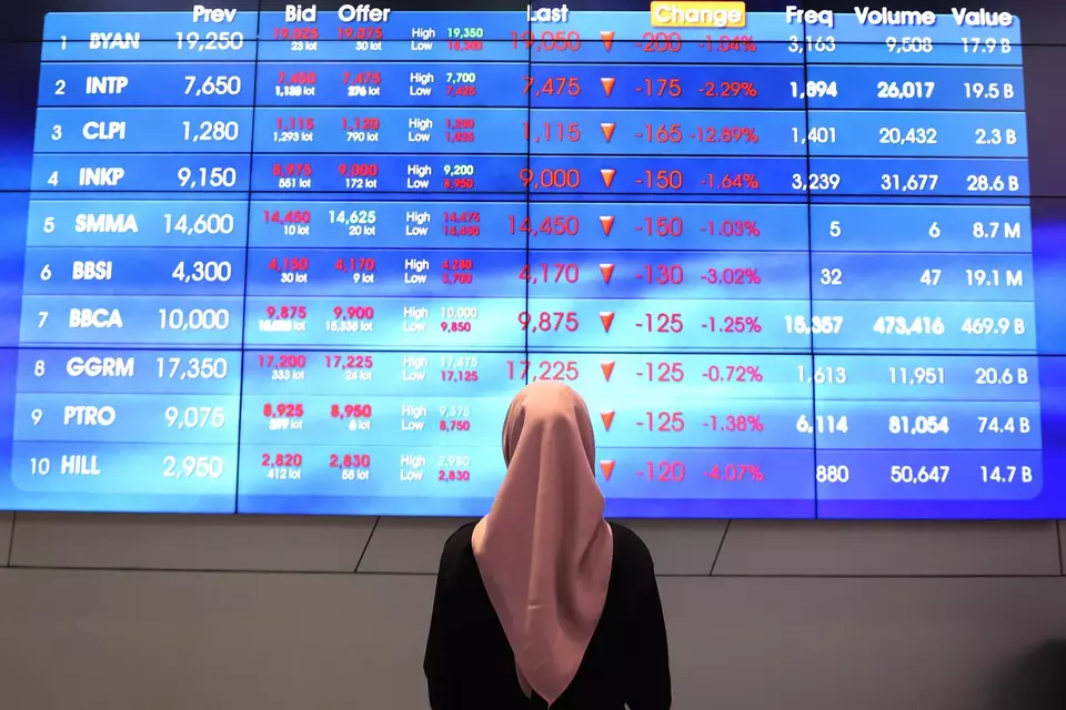 Pengunjung memperhatikan layar pergerakan saham di Galeri Bursa Efek Indonesia, Jakarta. (Investor Daily/David Gita Roza)