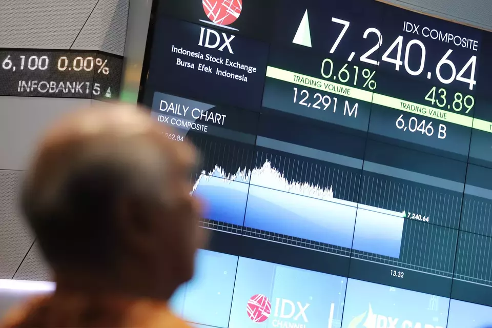 Pengunjung memperhatikan layar pergerakan saham di Galeri Bursa Efek Indonesia, Jakarta. (Investor Daily/David Gita Roza)