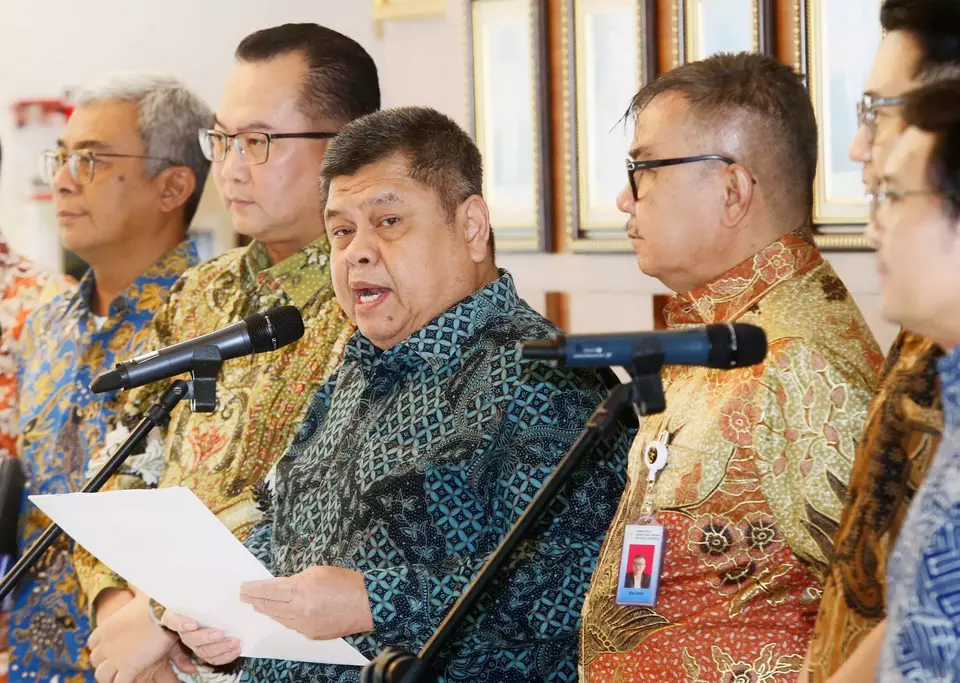 Ketua Panitia Seleksi (Pansel) Calon Pimpinan dan Dewan Pengawas KPK Muhammad Yusuf Ateh (tengah) didampingi Wakil Ketua Pansel Arif Satria (dua kiri) dan para anggota memberikan keterangan pers di Kemensesneg, Jakarta, Kamis (8/8/2024). Panitia seleksi mengumumkan sebanyak 40 dari 230 orang calon pimpinan KPK dan 40 dari 142 orang calon dewan pengawas KPK lolos ujian tertulis yang kemudian akan mengikuti profile assesment. (Berita Satu Photo/Joanito De Saojoao).