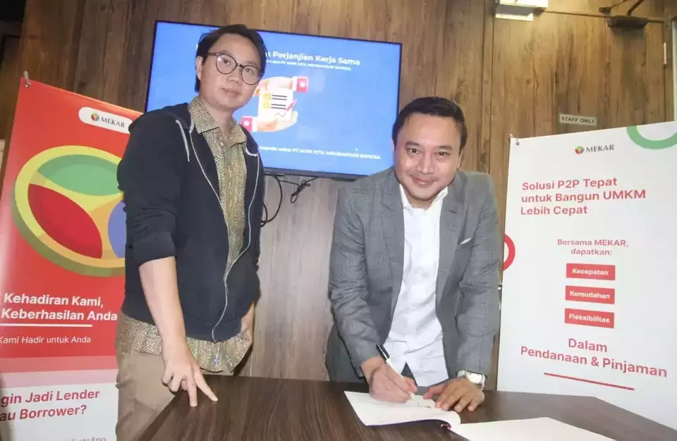 Direktur Utama PT Mekar Investama Teknologi Pandu Aditya K. dan Direktur PT Mari Kita Membangun Bangsa Theodorus Arie Sugiharto saat melakukan penandatanganan kerja sama (MoU) untuk kegiatan pendanaan produktif dengan mitigasi risiko yang optimal. 