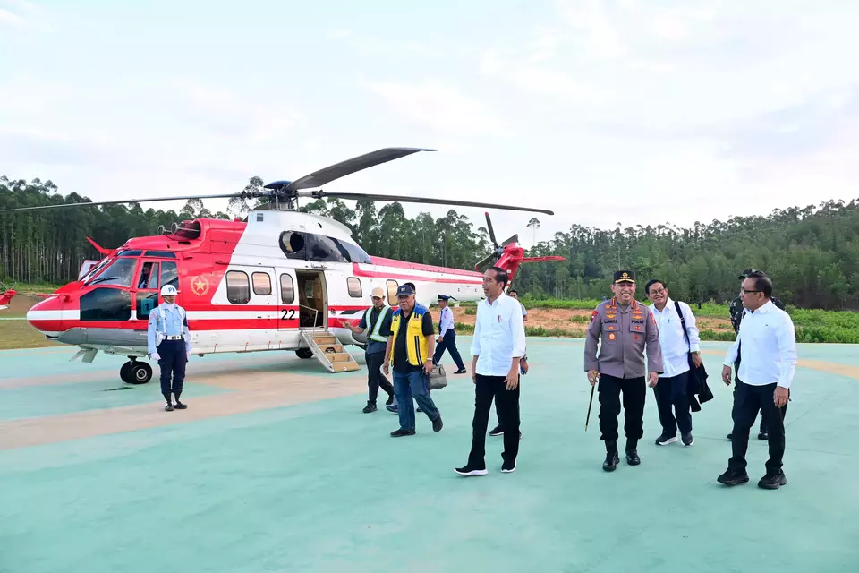 Presiden Joko Widodo dan rombongan tiba di Helipad Kawasan Ibu Kota Nusantara (IKN), Kabupaten Penajam Paser Utara, Provinsi Kalimantan Timur, pada Minggu (11/8/2024), sekitar pukul 17.50 WITA. (Biro Pers Sekretariat Presiden/Muchlis Jr)