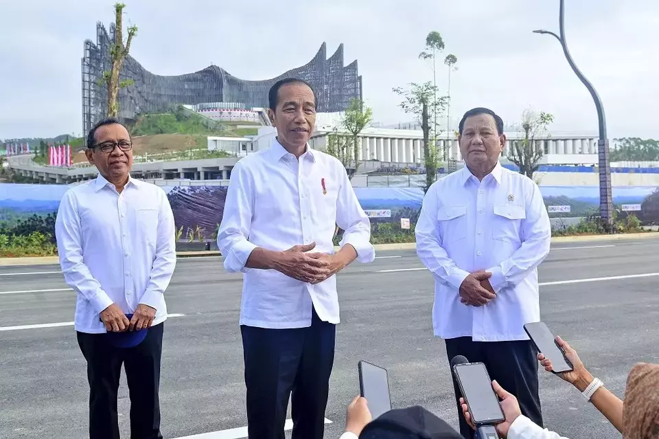 Presiden RI Joko Widodo (tengah) berbicara kepada wartawan didampingi Menteri Pertahanan dan presiden terpilih Indonesia Prabowo Subianto (kanan) di ibu kota baru (IKN) Nusantara di Penajam Paser Utara, Kalimantan Timur pada Senin (12/8/2024). (Foto: Muchlis Jr/Istana Kepresidenan Indonesia via AP)
