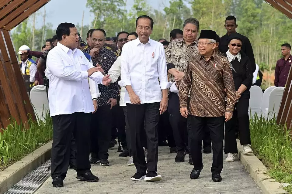 Presiden Joko Widodo (tengah) berbincang dengan Menteri Pertahanan sekaligus presiden terpilih Prabowo Subianto (kiri) dan Wakil Presiden Maruf Amin (kanan) di ibu kota baru Nusantara di Penajam Paser Utara, Kalimantan Timur pada Senin (12/8/2024). (Foto: Muchlis Jr/Istana Kepresidenan Indonesia via AP)