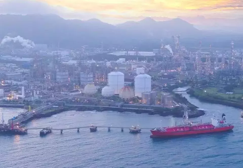 Pabrik Chandra Asri Pacific.