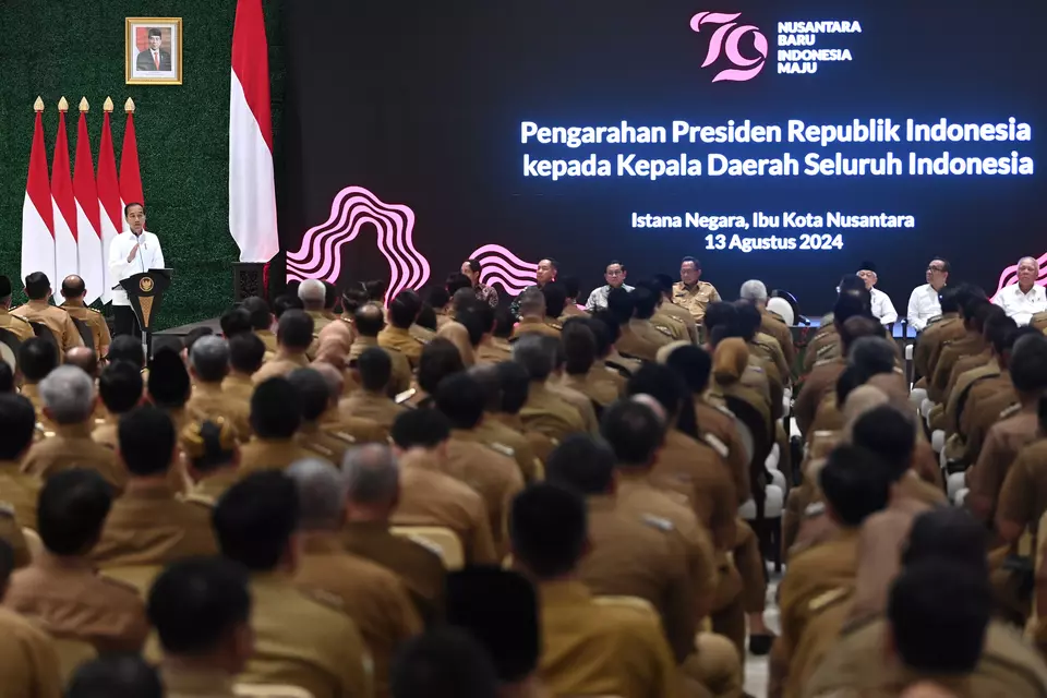 Presiden Joko Widodo (kiri) menyampaikan pengarahan kepada kepala daerah seluruh Indonesia di Istana Negara, Ibu Kota Nusantara (IKN), Penajam Paser Utara, Kalimantan Timur, Selasa (13/8/2024). (ANTARA FOTO/Sigid Kurniawan/rwa)