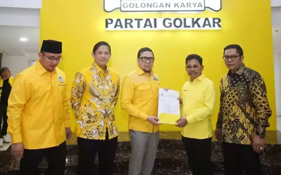 DPP Golkar resmi memberikan rekomendasi pasangan Sachrudin-Maryono Hasan maju Pilwalkot Tangerang. (Beritasatu.com/Wahoni)
