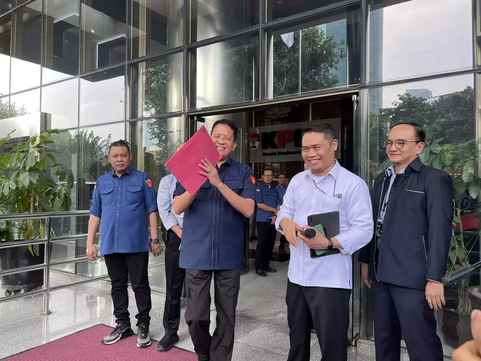 Pihak Kejagung usai menyampaikan dokumen limpahan perkara LPEI ke KPK di Gedung KPK, Jakarta, pada Kamis (15/8/2024). (B-Universe Photo/Muhammad Aulia)
