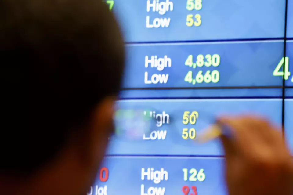 Pekerja berada di galeri BEI, Jakarta. (Investor Daily/David Gita Roza)