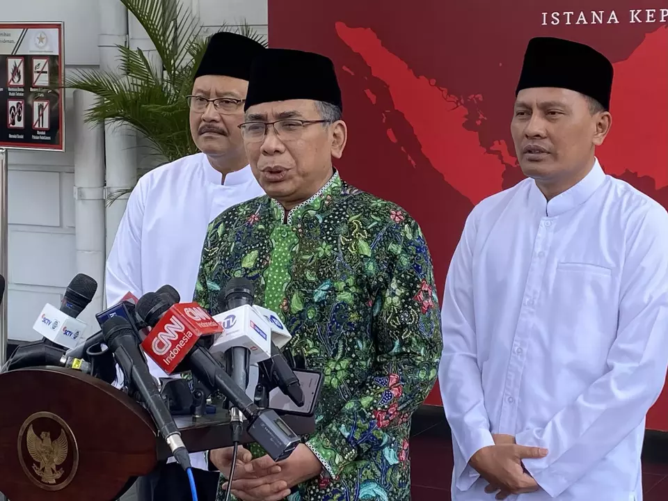 Ketua Umum Pengurus Besar Nahdlatul Ulama (PBNU) KH. Yahya Cholil Staquf atau Gus Yahya seusai bertemu Presiden Joko Widodo (Jokowi) di Istana Negara Jakarta, Kamis (22/8/2024). (B-Universe Photo/Ichsan Ali)