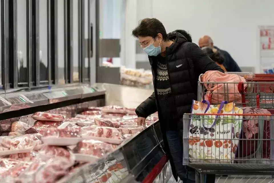 Orang-orang berbelanja di sebuah supermarket pada 11 Januari 2024 di Foster City, California, Amerika Serikat. Inflasi Amerika Serikat (AS) pada Agustus 2024 menurun ke level terendah sejak Februari 2021. (Foto: Li Jianguo/Getty Images)