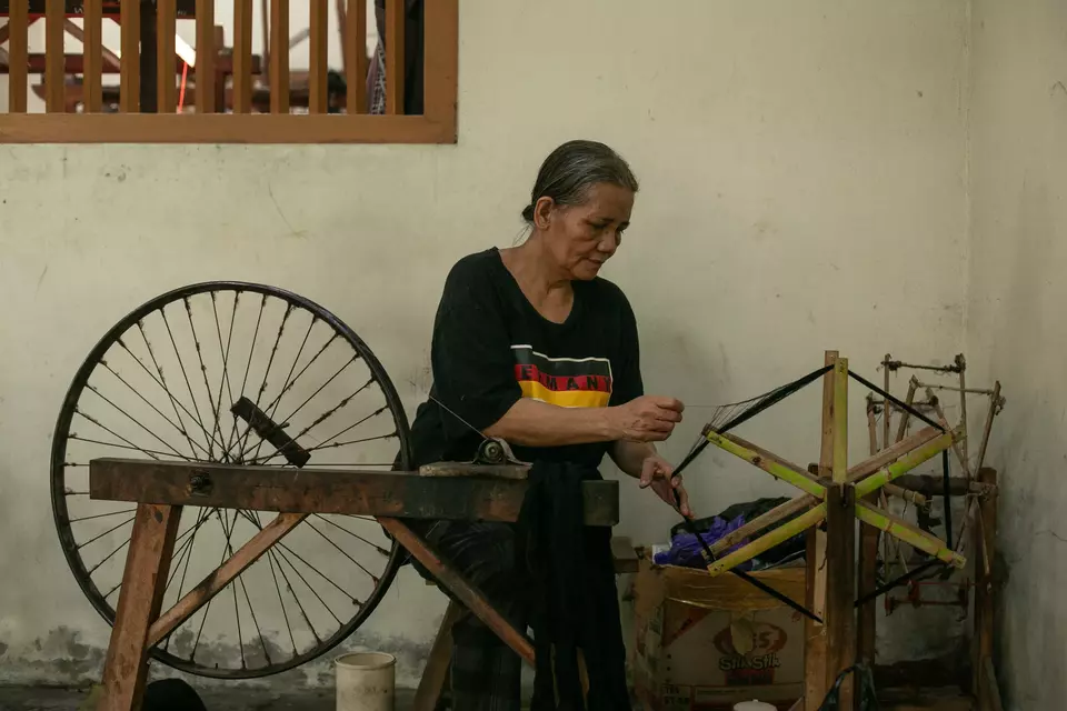 Perajin menyelesaikan pembuatan tenun lurik menggunakan alat tenun bukan mesin di Kurnia Lurik, Krapyak, Panggungharjo, Sewon, Bantul, DI Yogyakarta, baru-baru ini. (ANTARA FOTO/Hendra Nurdiyansyah/rwa)