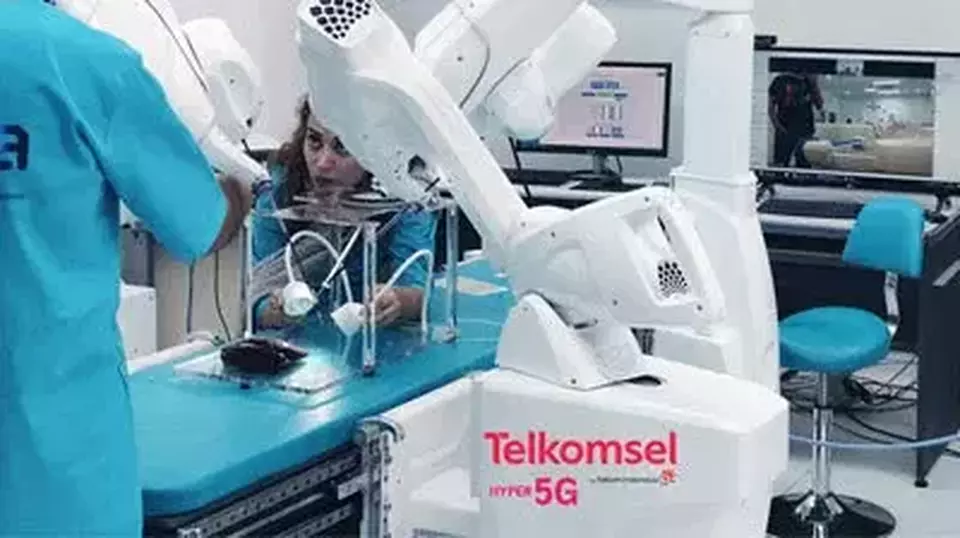 Robotic Telesurgery yang didukung jaringan 5G Telkomsel memungkinkan dokter bedah untuk melakukan tindakan operasi terhadap pasien secara jarak jauh dan real-time. (Foto: Telkomsel)