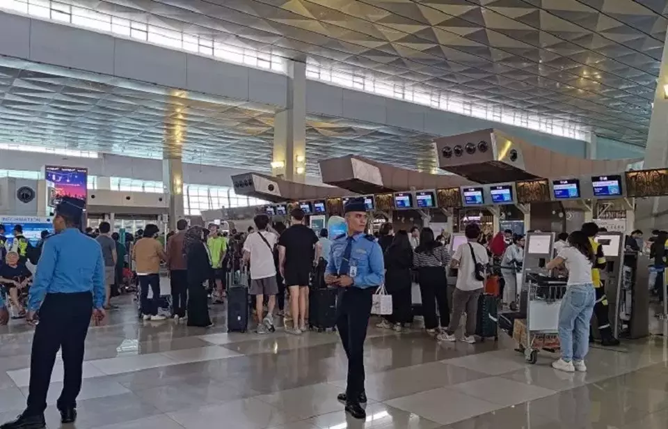 Petugas dari Aviation Security (Avsec) Bandara Internasional Soekarno-Hatta (Soetta) saat melakukan pemantauan di area keberangkatan penumpang penerbangan. (Foto: ANTARA/Azmi Samsul Maarif)