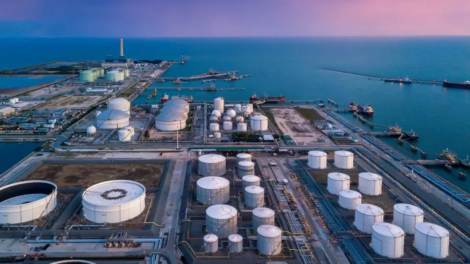 Sektor energi minyak dan gas bumi (migas). 