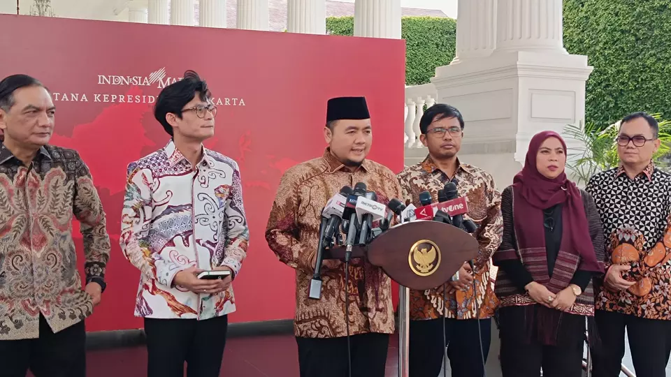 Ketua KPU RI Mochammad Afifuddin, Sekjen KPU, dan sejumlah Komisioner KPU menemui Presiden Joko Widodo (Jokowi) di Istana Kepresidenan Jakarta, pada Rabu (4/9/2024) siang. (B-Universe Photo/Mita Amalia Hapsari)