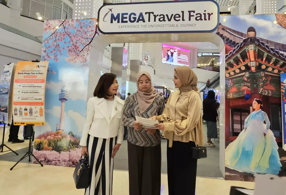 Wakil Direktur Utama Bank Mega Diza Larentie (kiri), Direktur Utama Antavaya Tour and Travel Ratih Prabandari (kanan) sedang menjelaskan beragam promo menarik kepada pengunjung pada event Mega Travel Fair, di Jakarta, Jumat (6/9/2024). (Investor Daily/Nida Sahara)