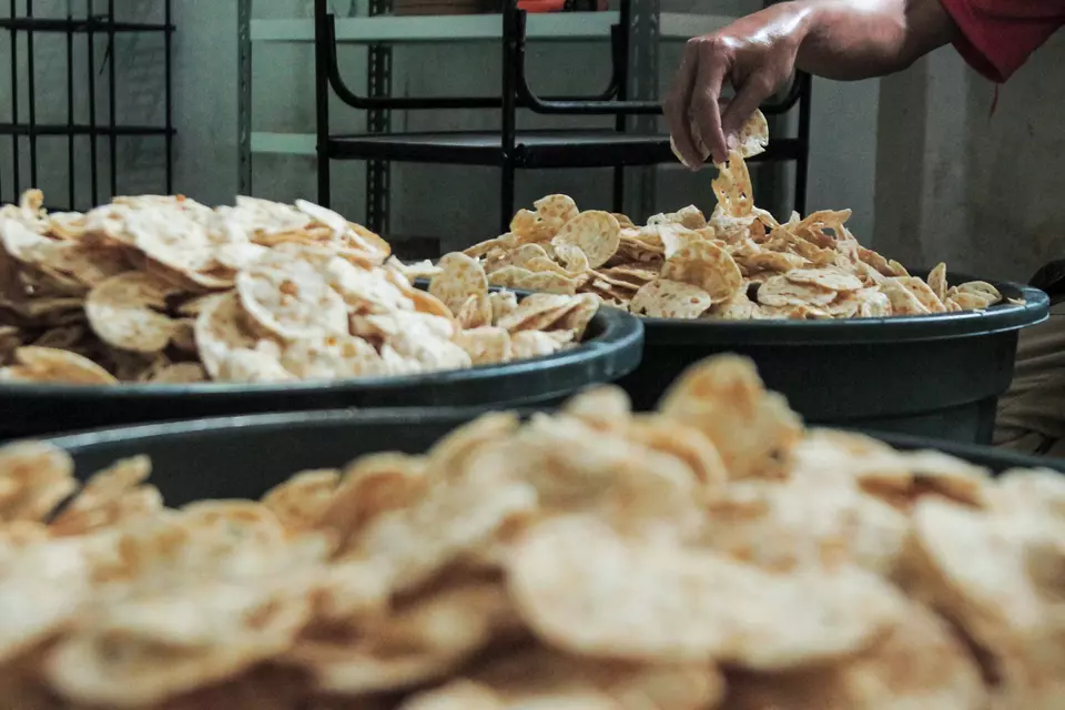 Pekerja menata keripik tempe di rumah produksi di Nagrak, Kabupaten Sukabumi, Jawa Barat, baru-baru ini. (ANTARA FOTO/Henry Purba/agr/YU)