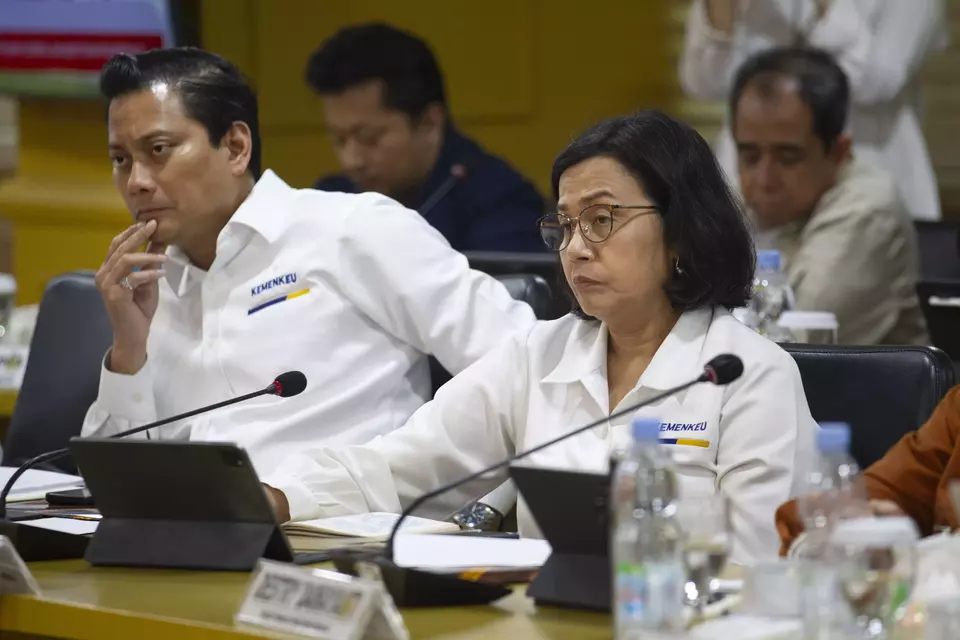 Menteri Keuangan Sri Mulyani Indrawati (kanan) dan Wakil Menteri Keuangan Thomas A. M. Djiwandono (kiri). (ANTARA FOTO/Dhemas Reviyanto/foc)
