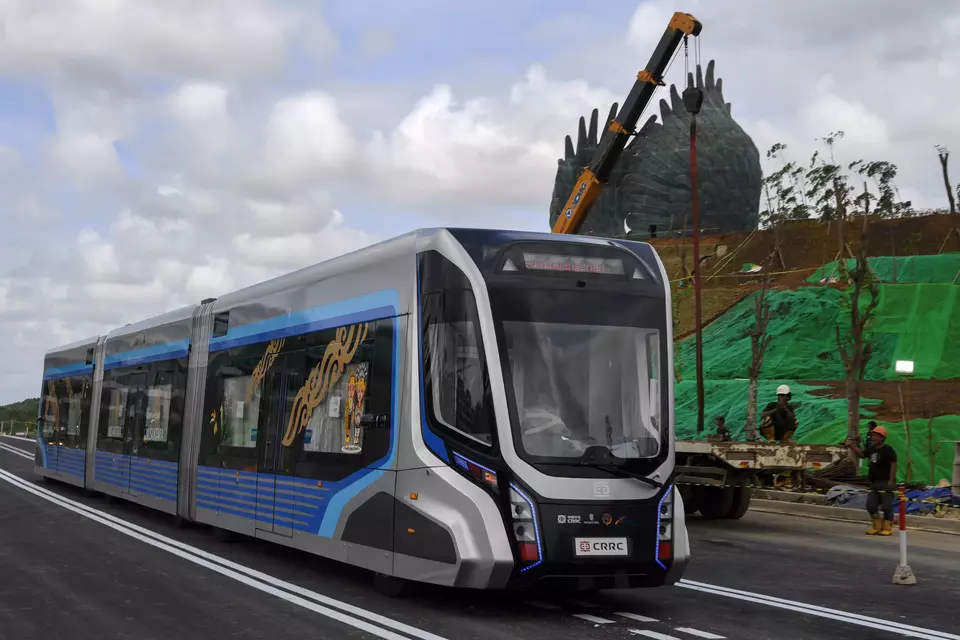 Rangkaian gerbong kereta otonom atau Autonomous Rail Rapid (ART) melintas saat akan menjalani pengisian daya di IKN, Penajam Paser Utara, Kalimantan Timur, belum lama ini. (ANTARA FOTO/M Risyal Hidayat/aww)