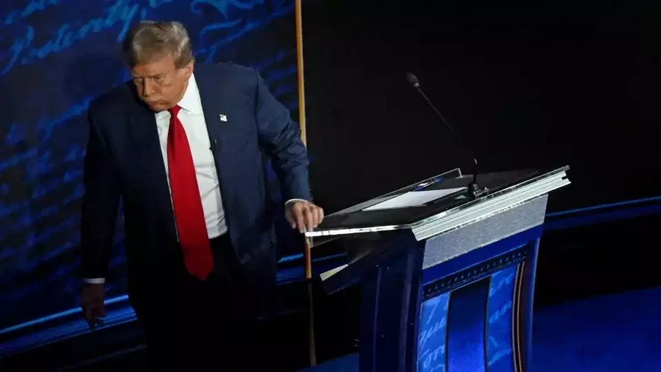 Mantan Presiden AS dan calon presiden dari Partai Republik Donald Trump berjalan meninggalkan acara selama jeda iklan saat Wakil Presiden AS dan calon presiden dari Partai Demokrat Kamala Harris mencatat selama debat presiden di National Constitution Center di Philadelphia, Pennsylvania, AS pada 10 September 2024. Saham Trump Media anjlok setelah debat Pilpres AS. (Foto: Saul Loeb/ AFP/ Getty Images)