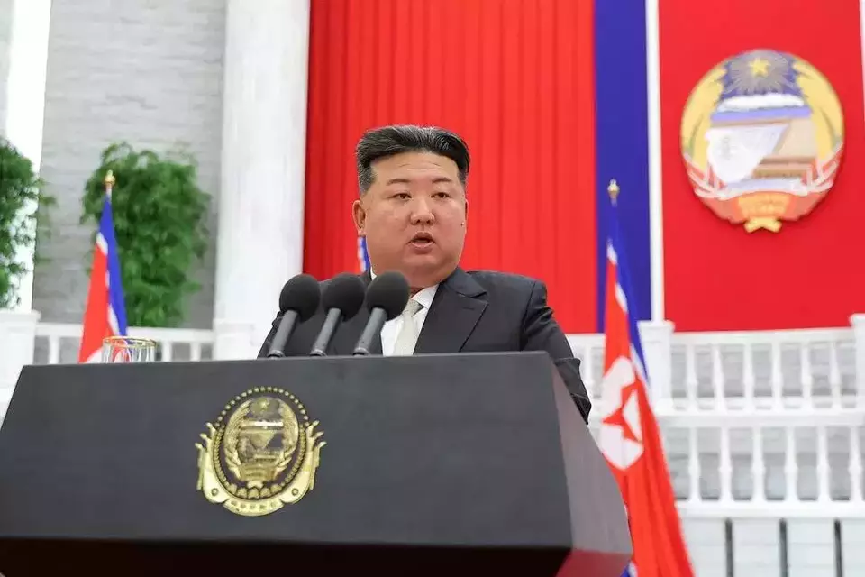 Pemimpin Korea Utara (Korut) Kim Jong Un menyampaikan pidato, menandai ulang tahun ke-76 berdirinya negara itu di Pyongyang, Korut pada Senin (9/9/2024). Jurnalis independen tidak diberi akses untuk meliput peristiwa yang digambarkan dalam gambar yang didistribusikan oleh pemerintah Korea Utara ini. Konten gambar ini sebagaimana adanya dan tidak dapat diverifikasi secara independen. (Foto: Korea News Service via AP)