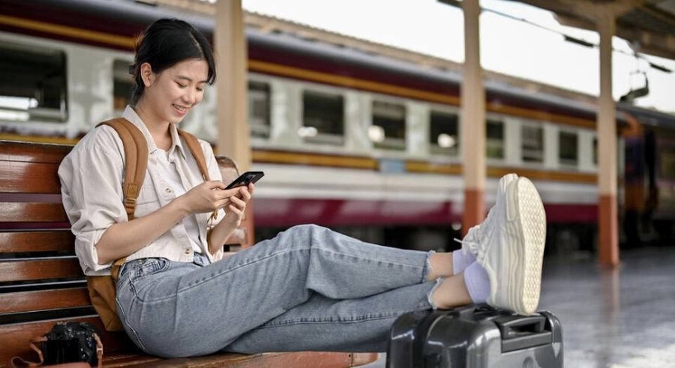 Ilustrasi liburan menggunakan virtual assistant Sabrina dari BRI. (Freepik)