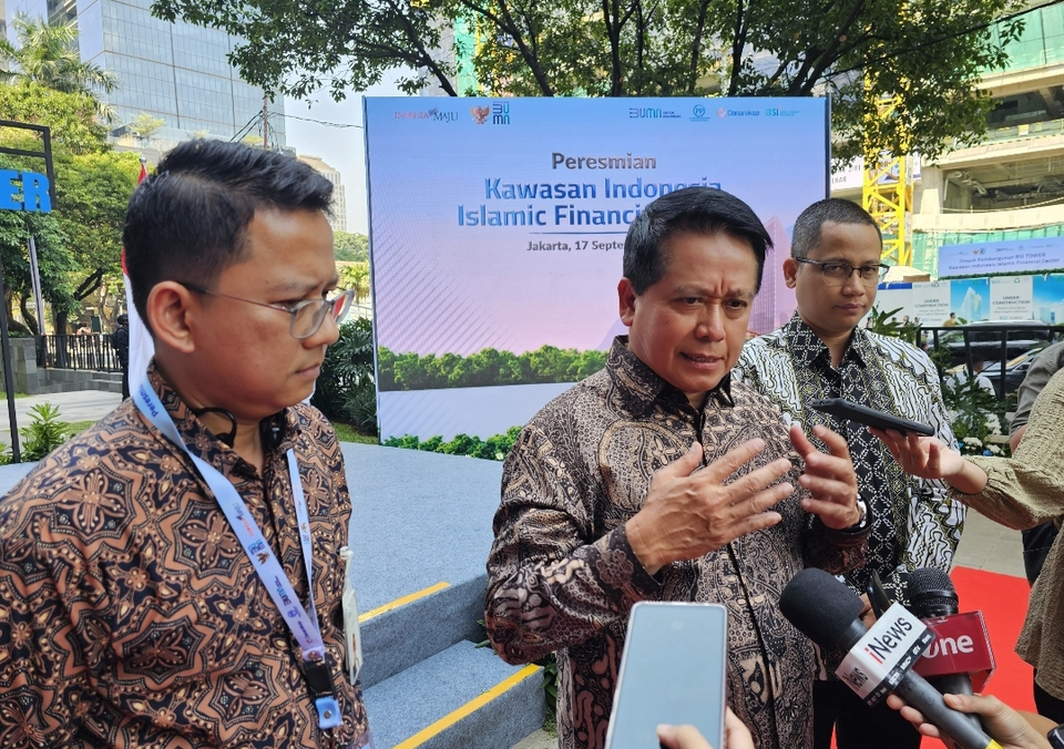 Direktur Utama BSI Hery Gunardi (tengah) dan Corporate Secretary BSI Wisnu Sunandar (kanan) usai peresmian Kawasan Indonesia Islamic Financial Center (IIFC) di Jakarta, Selasa (17/9/2024). (Investor Daily/Nida Sahara)