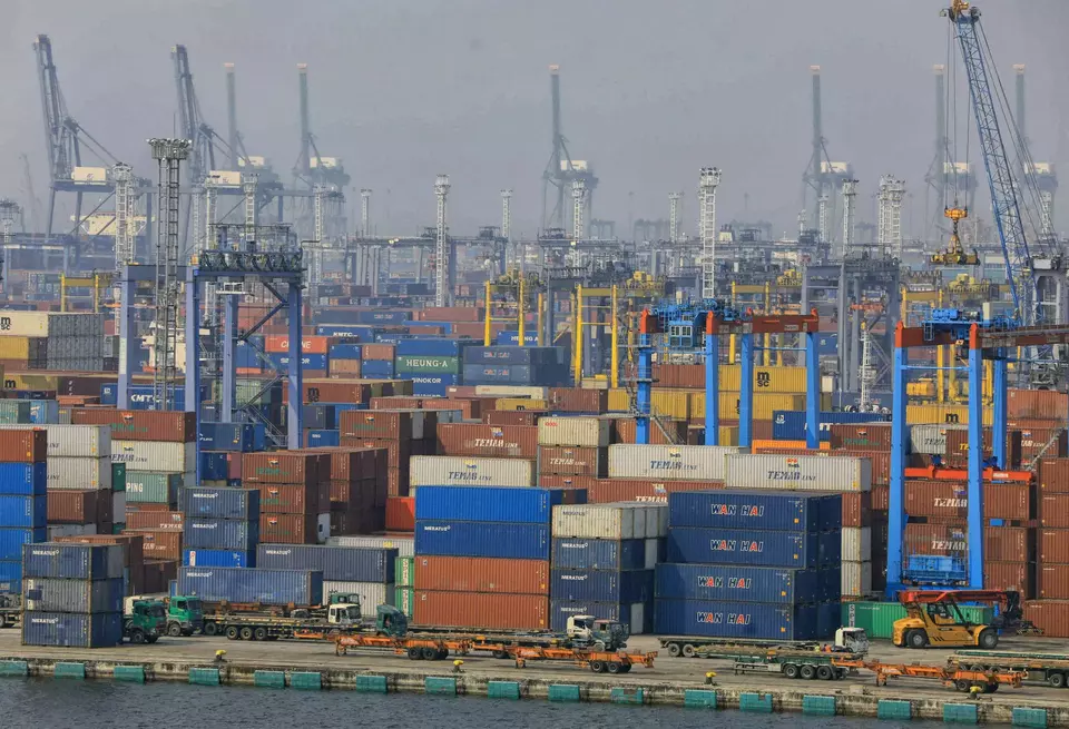 Suasana pelabuhan peti kemas pelabuhan Tanjung Priok, Jakarta Utara, baru-baru ini. (B-Universe Photo/Joanito De Saojoao)
