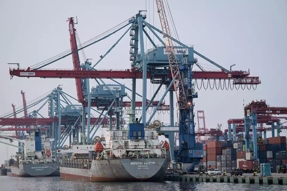 Suasana bongkar muat peti kemas di Pelabuhan Jakarta International Container Terminal (JICT), Tanjung Priok, Jakarta, belum lama ini. (Ilustrasi: ANTARA FOTO/Fauzan/tom)