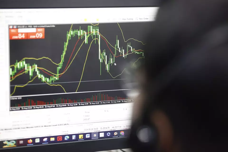 Pialang memantau pergerakan saham di sekuritas, Jakarta. (Investor Daily/David Gita Roza)