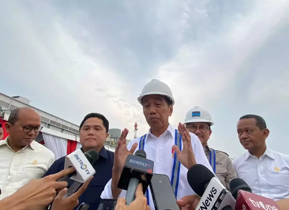 Presiden Joko Widodo (Jokowi) saat memberi keterangan pers usai meresmikan fasilitas pengolahan dan pemurnian (Smelter) di Kawasan Ekonomi Khusus (KEK) JIIPE, Gresik, Jawa Timur, Senin (23/9/2024). (B-Universe Photo/Fito Erlangga)