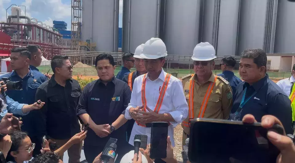 Presiden Joko Widodo saat meresmikan injeksi bauksit perdana di Smelter Grade Alumina Refinery (SGAR) PT Borneo Alumina Indonesia (BAI), Bukit Batu, Kabupaten Mempawah, Kalimantan Barat, Selasa (24/9/2024).