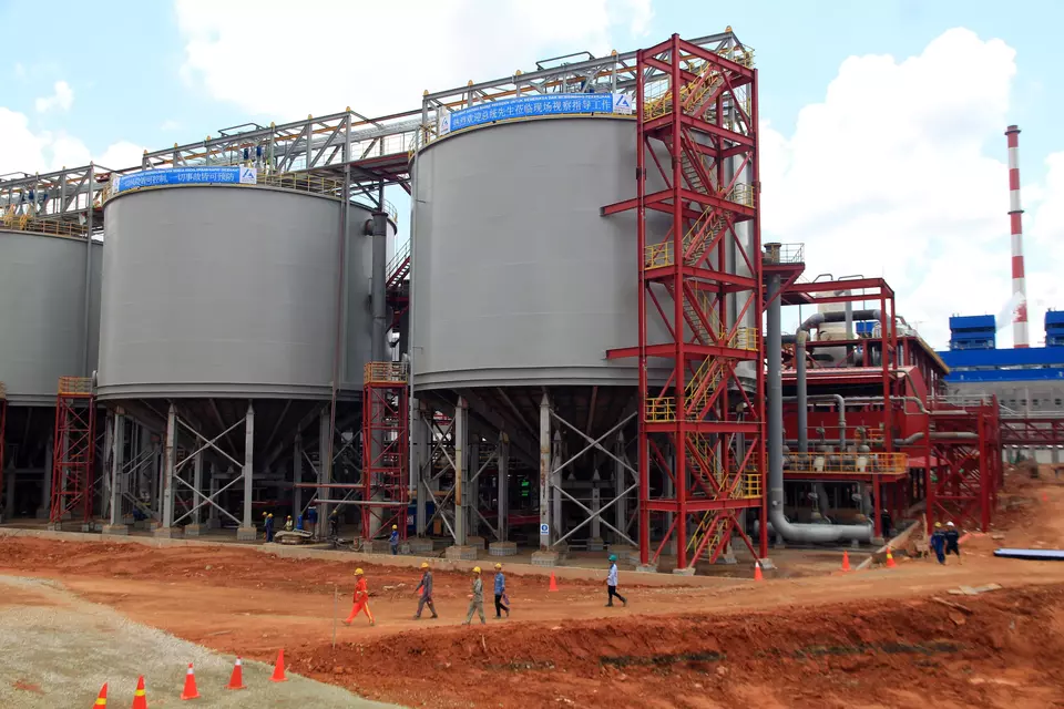 Pekerja berjalan di lokasi proyek Smelter Grade Alumina Refinery (SGAR) Fase 1 PT Borneo Alumina Indonesia (BAI) - entitas patuangan Inalum dan Antam (ANTM) - yang telah diresmikan Presiden Joko Widodo di Kabupaten Mempawah, Kalimantan Barat, Selasa (24/9/2024). (Foto: Antara)