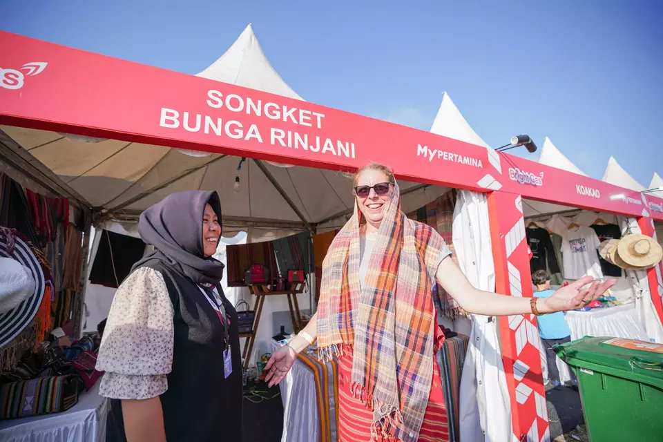 Pertamina Patra Niaga dan Rumah BUMN Pertamina Lombok Timur dukung 60 UMKM binaannya memamerkan produk di Pertamina Grand Prix of Indonesia. (Pertamina)